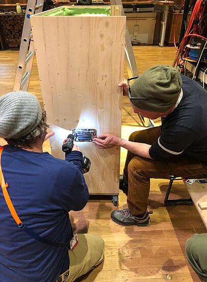 Hier wird an der Transportbox f&uuml;r das Rednerpult von Stephan Zinner gewerkelt.