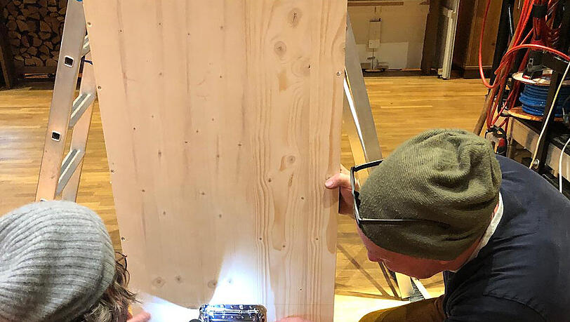 Hier wird an der Transportbox f&uuml;r das Rednerpult von Stephan Zinner gewerkelt.