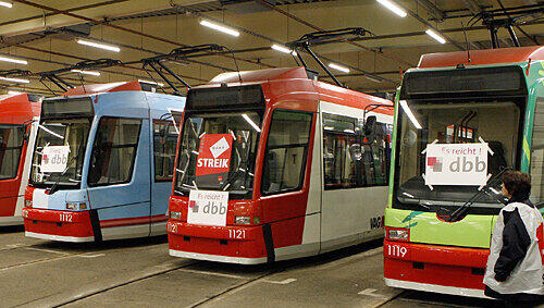 Alle Räder stehen still, wenn der DBB es will..? Wie im Februar 2009 könnten die Straßenbahnen bald im Depot bleiben. Alle Räder stehen still, wenn der DBB es will..? Wie im Februar 2009 könnten die Straßenbahnen bald im Depot bleiben.