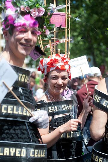 Kunterbunt und gut gelaunt: berlin feiert in schrillen Kostümen den Christopher Street Day! Hier gibts die Bilder von der Parade!