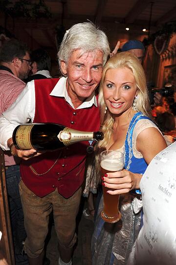 Schampus für die Münchner Katze: Fernsehmoderator Frederic Meisner schenkt Daniela Bademeister ein.