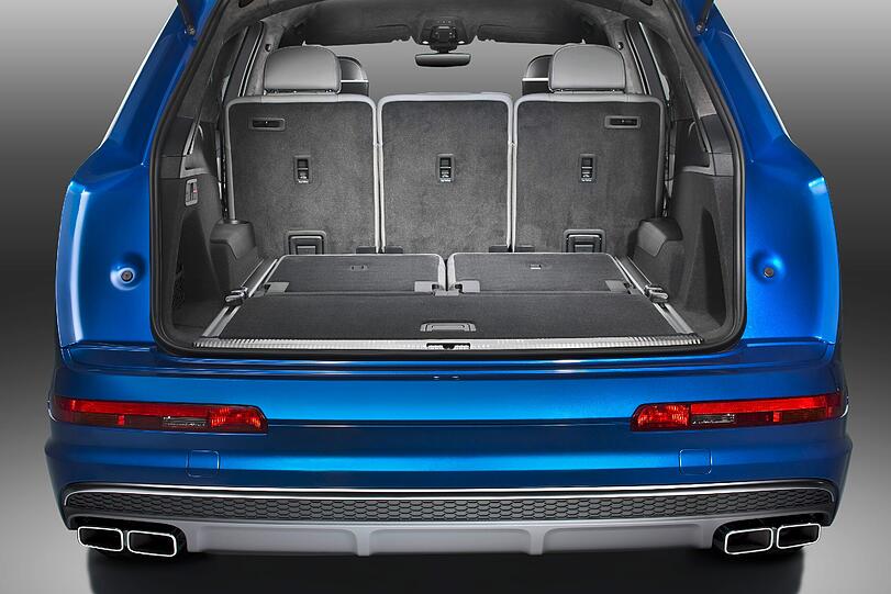 Der SQ7 kann auch Nutzwert: Das Kofferraumvolumen des großen SUV beträgt 805 bis 1.990 Liter. Optional ist eine dritte Sitzreihe erhältlich. Die beiden Sitze lassen sich versenken.
