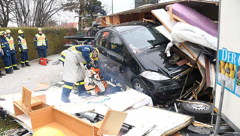 Die Münchner Straße in Feldkirchen - ein einziges Schlachtfeld. Die Bilder vom spektakulären Wohnwagen-Unfall. Die Münchner Straße in Feldkirchen - ein einziges Schlachtfeld. Die Bilder vom spektakulären Wohnwagen-Unfall.