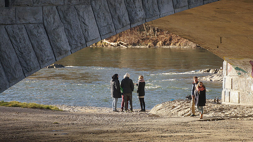 Die Isar an der Reichenbachbrücke am zweiten Weihnachtsfeiertag: Sonne pur.