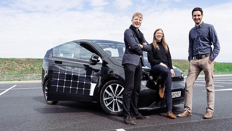 Die Gründer des Start-up-Unternehmens „Sono Motors“ stehen vor dem „Sion“. Solarzellen sollen dessen Batterie nachladen. Die Gründer des Start-up-Unternehmens „Sono Motors“ stehen vor dem „Sion“. Solarzellen sollen dessen Batterie nachladen.