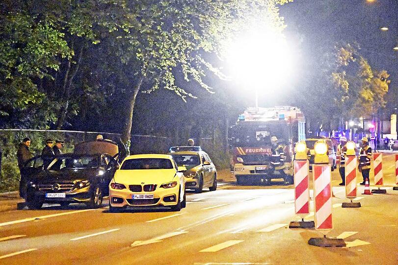 Wegen Übermüdung krachte der Fahrer eines BMW M2 in einen von der Polizei angehaltenen Mercedes und verletzte dabei zwei Beamte schwer.