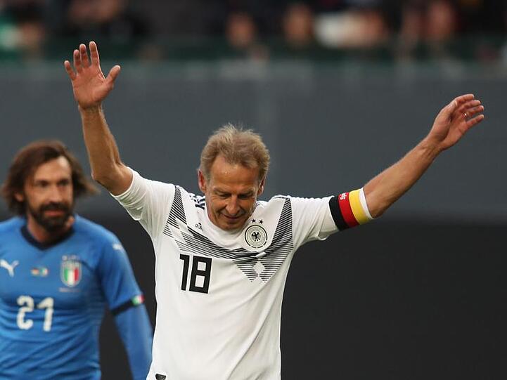 Jürgen Klinsmann (r.) und Andrea Pirlo (l.). Foto: Daniel Karmann/dpa