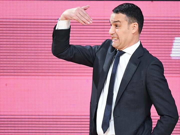 Trainer Oliver Kostic von Bayern München gestikuliert während des Spiels. Foto: Matthias Balk/dpa-Pool/dpa