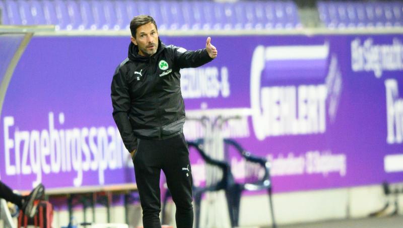 Stefan Leitl, Trainer von Fürth, steht an der Seitenlinie.