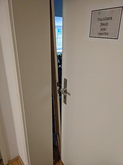 Die Bürotür wurde samt Türstock aufgehebelt.