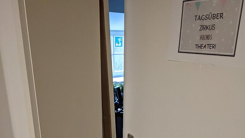 Die Bürotür wurde samt Türstock aufgehebelt. Die Bürotür wurde samt Türstock aufgehebelt.