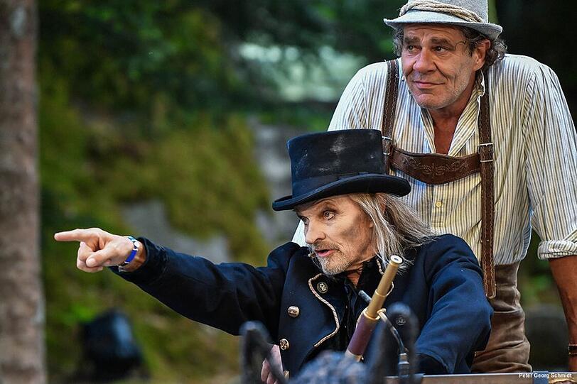 Da haben sich zwei ausgebuffte Komödianten gefunden: Eisi Gulp (Boandlkramer, links) und Wolfgang Maria Bauer (Brandner Kaspar).