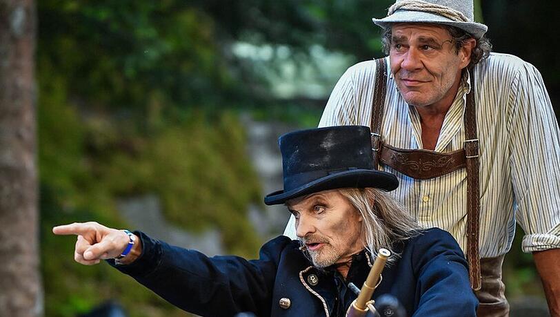 Da haben sich zwei ausgebuffte Komödianten gefunden: Eisi Gulp (Boandlkramer, links) und Wolfgang Maria Bauer (Brandner Kaspar).