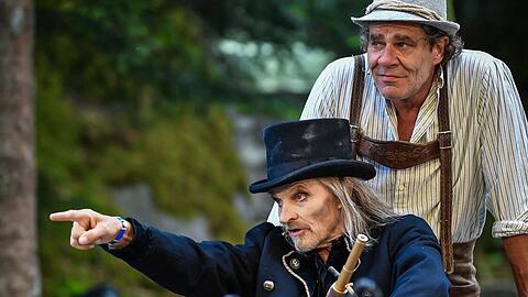 Da haben sich zwei ausgebuffte Komödianten gefunden: Eisi Gulp (Boandlkramer, links) und Wolfgang Maria Bauer (Brandner Kaspar).