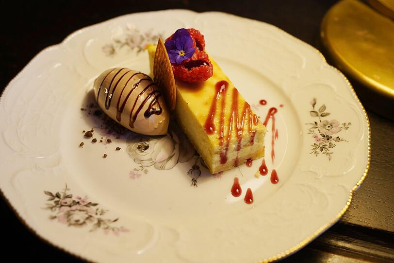 Wer Käse liebt, aber trotzdem lieber den süßen Abschluss mag, der bestellt den Cheesecake mit Roquefort-Käse. Wer Käse liebt, aber trotzdem lieber den süßen Abschluss mag, der bestellt den Cheesecake mit Roquefort-Käse.