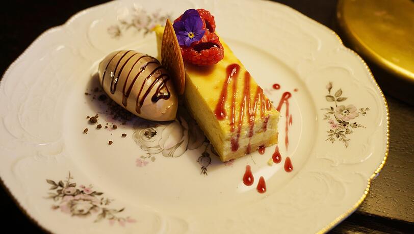Wer Käse liebt, aber trotzdem lieber den süßen Abschluss mag, der bestellt den Cheesecake mit Roquefort-Käse. Wer Käse liebt, aber trotzdem lieber den süßen Abschluss mag, der bestellt den Cheesecake mit Roquefort-Käse.