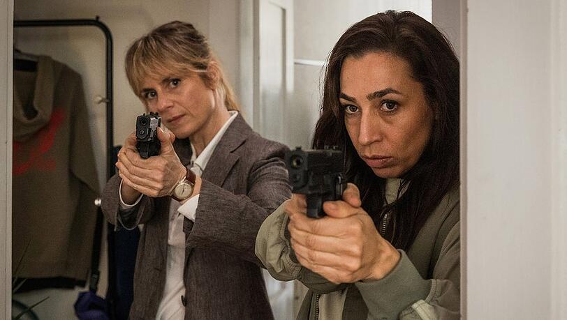 "Tatort: K&ouml;nige der Nacht": Kommissarin Isabelle Grandjean (Anna Pieri Zuercher, l.) und ihre Kollegin Kommissarin Tessa Ott (Carol Schuler) in der Wohnung des Opfers.