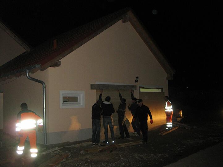Das Haus von Thomas S. in Peißenberg. Helfer vom örtlichen Bauhof verschließen die Garagen am Rohbau.