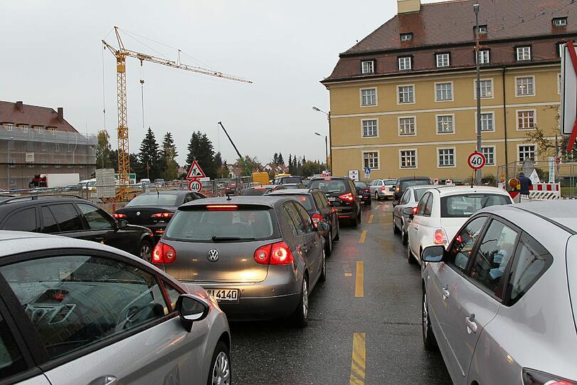 Nadelöhr: Auf dem Luise-Kiesselbach-Platz ist es immer eng. Arbeiten, wegen der eine Spur gesperrt werden muss, sind nur von 10 bis 16 Uhr erlaubt.