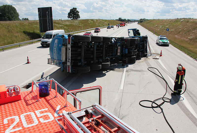 Autobahnmeisterei und Feuerwehren haben den Verkehr umgeleitet