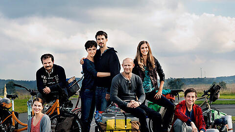 Freunde fürs Leben (v. l. n. r.): Mareike (Victoria Mayer), Dominik (Johannes Allmayer), Kiki (Julia Koschitz), Hannes (Florian David Fitz), Michael (Jürgen Vogel), Sabine (Miriam Stein) und Finn (Volker Bruch)