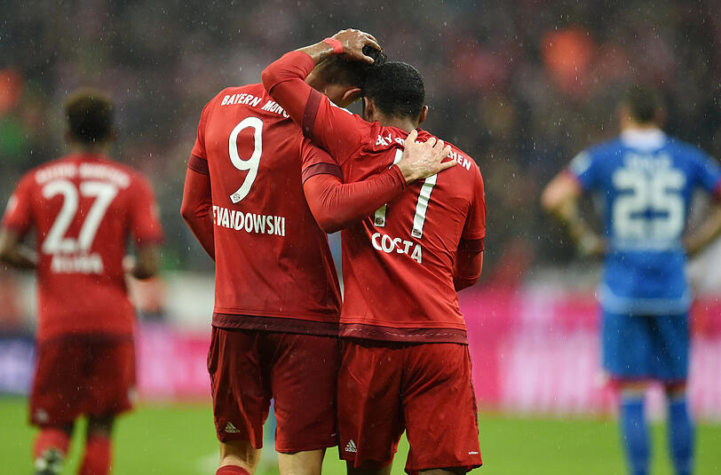 Douglas Costa und Robert Lewandowski freuen sich über das 1:0.