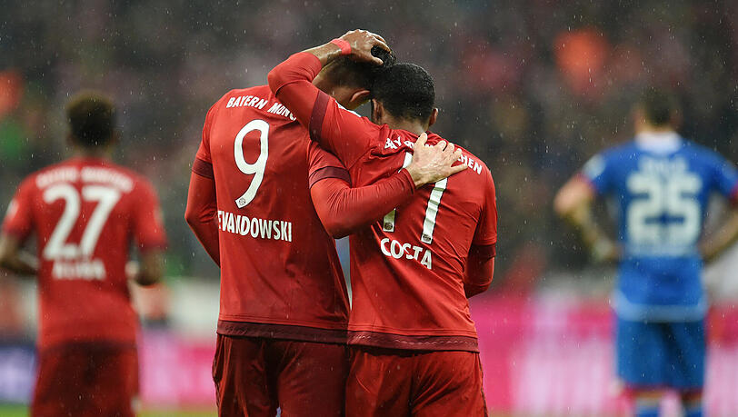 Douglas Costa und Robert Lewandowski freuen sich über das 1:0. Douglas Costa und Robert Lewandowski freuen sich über das 1:0.