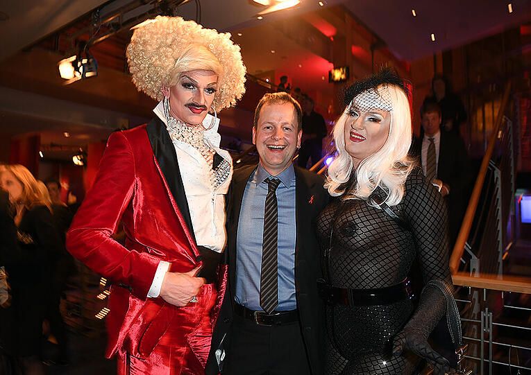Der Berliner Kultursenator Klaus Lederer (Linke) mit den Drag Queens Gloria Viagra (l) und Sheila Wolf
