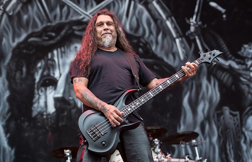 Slayer-Sänger Tom Araya auf der Bühne.