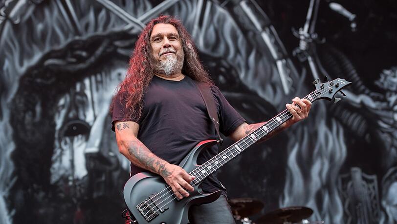 Slayer-Sänger Tom Araya auf der Bühne. Slayer-Sänger Tom Araya auf der Bühne.