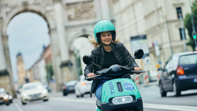 Für das Fahren eines E-Rollers ist - anders als beim E-Scooter - ein Führerschein notwendig. Für das Fahren eines E-Rollers ist - anders als beim E-Scooter - ein Führerschein notwendig.