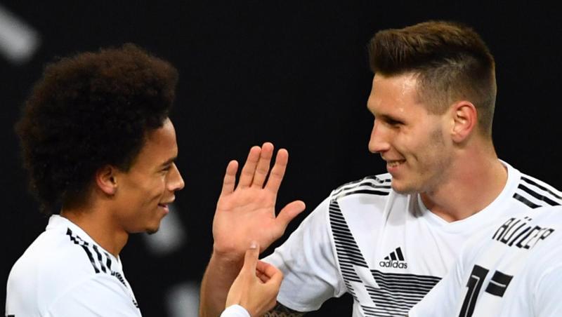Rückkehrer: Leroy Sané (l) und Niklas Süle klatschen ab. Rückkehrer: Leroy Sané (l) und Niklas Süle klatschen ab.