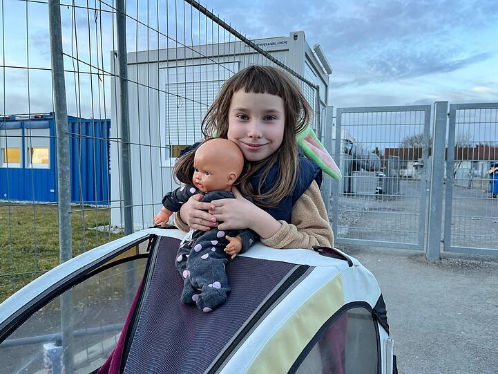 Anna (8) lebt mit ihrer Mama im "Lager", wie die Mutter die Leichtbauhallen bezeichnet. Ein Zuhause in der Ukraine haben sie nicht mehr, sagt sie.