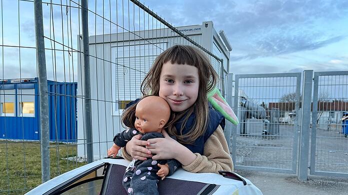 Anna (8) lebt mit ihrer Mama im "Lager", wie die Mutter die Leichtbauhallen bezeichnet. Ein Zuhause in der Ukraine haben sie nicht mehr, sagt sie.