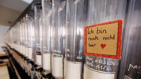 In Unverpackt-Läden befüllen Kundinnen und Kunden mitgebrachte Behältnisse mit den angebotenen Lebensmitteln.