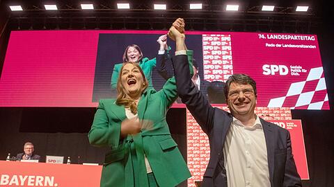 Ronja Endres, Landesvorsitzende der Bayern SPD, und Florian von Brunn, Vorsitzender der Bayern SPD, freuen sich beim Parteitag der Bayern-SPD im Kongress am Park.