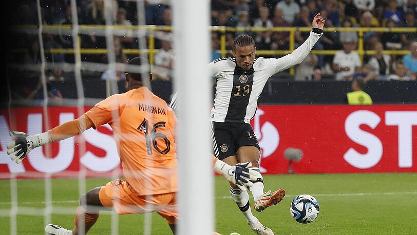 Traf überlegt zum 2:0: FC-Bayern-Star Leroy Sané. Traf überlegt zum 2:0: FC-Bayern-Star Leroy Sané.