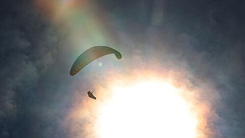 Ein Gleitschirmflieger in China geriet ungewollt in eisige Höhen. (Symbolbild)