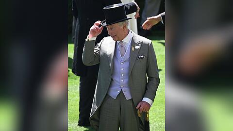 König Charles mag klassische Anzüge, aber auch Farbtupfer und auffällige Accessoires.