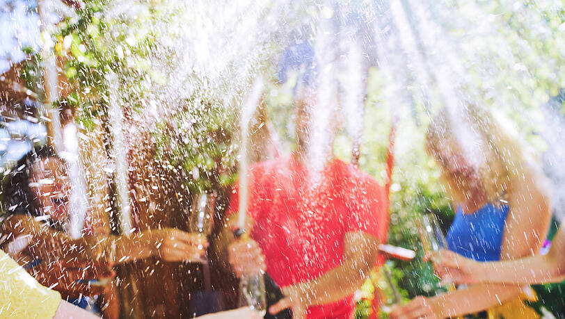 Eine Gruppe Feiernder im Champagnerrausch. Auch auf der Osterparty ist das ein oder andere Glas geflossen.