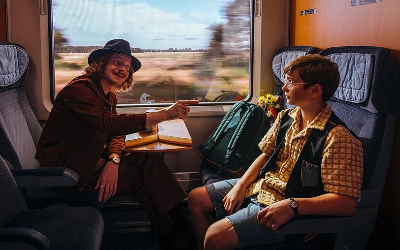 Emil (Nicholas Jonah Peter, rechts) trifft im Zug auf den schmierigen Ganoven Max Grundeis (Merlin Sandmeyer) - eine Begegnung, die er noch bereuen wird. Emil (Nicholas Jonah Peter, rechts) trifft im Zug auf den schmierigen Ganoven Max Grundeis (Merlin Sandmeyer) - eine Begegnung, die er noch bereuen wird.