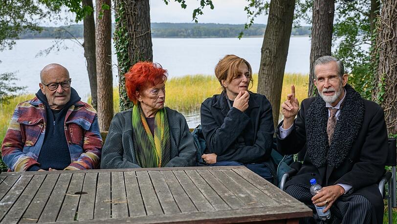 Beim Dreh: Regisseur Volker Schlöndorff (li.) mit Regina Ziegler (Produzentin) und Martina Gedeck und Ulrich Matthes bei einer Pressekonferenz zu „Heimsuchung“ am Set. Beim Dreh: Regisseur Volker Schlöndorff (li.) mit Regina Ziegler (Produzentin) und Martina Gedeck und Ulrich Matthes bei einer Pressekonferenz zu „Heimsuchung“ am Set.