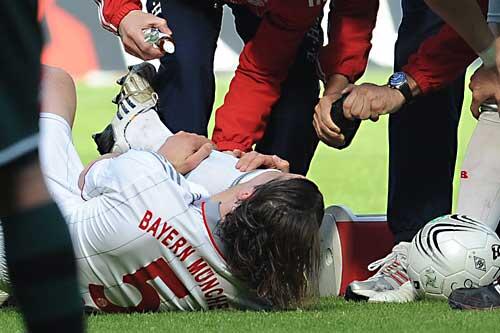Der Griff an die Wade: Daniel van Buyten ist angeschlagen.