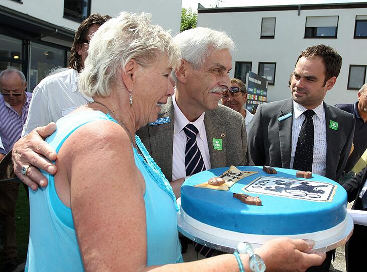 Und alle nochmal gemeinsam aufs Bild mit der Löwen-Torte!