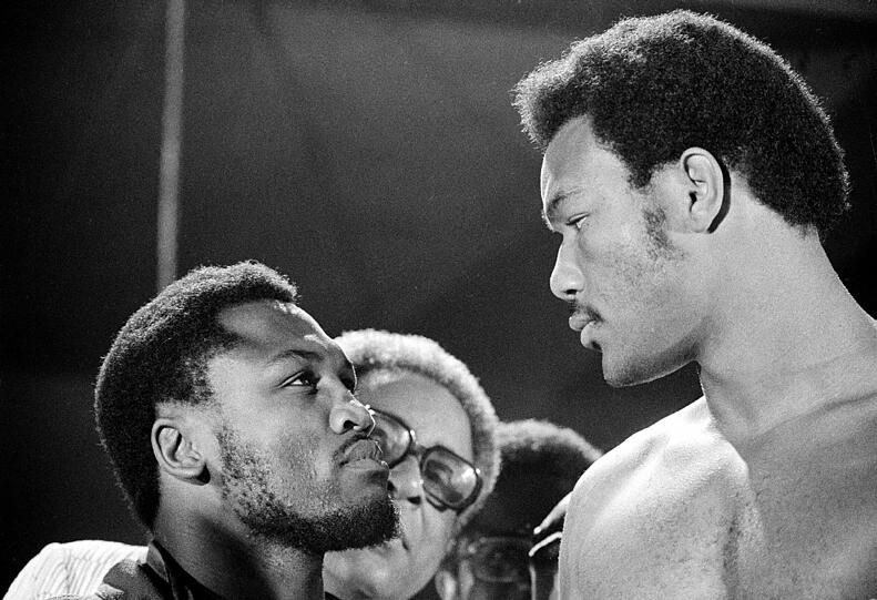 Gegen K.O.-König George Foreman erlebte Frazier am 22. Januar 1973 eine Demütigung: er ging sechsmal zu Boden, der Fight wurde nach nicht einmal zwei Runden abgebrochen.
