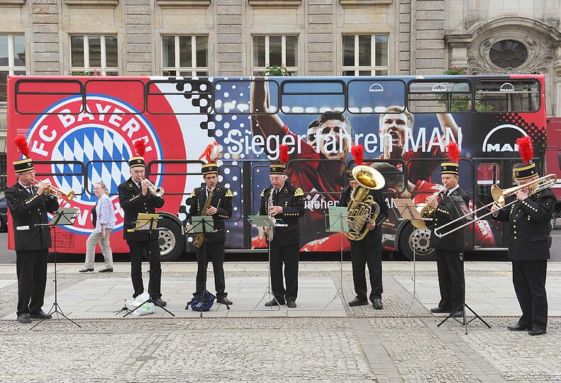 Das Dortmunder Ensemble des Orchesters der Deutschen Steinkohle AG (DSK) spielt am Freitag (11.05.2012) am Gendarmenmarkt in Berlin vor einem Bus in den Vereinsfarben von Borussia Dortmund (BVB) und FC Bayern München (FCB).
