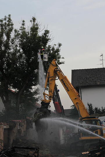 Aufräumarbeiten nach dem Mega-Brand in Heldenstein: Die Feuerwehr kann noch nicht aufatmen und kümmert sich um die Brandruine. Bei dem Feuer ist ein Schaden von etwa einer Million Euro entstanden.