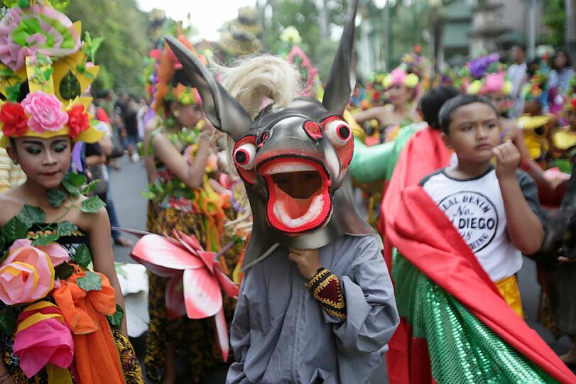 Eine bunte Silvester-Parade feiern die Menschen in Bali auf Indonesien.
