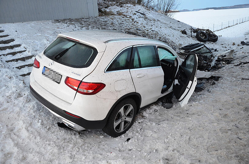 Völlig demoliert blieb der Wagen auf der Autobahn liegen.