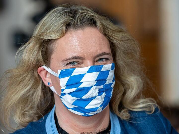 Kerstin Schreyer (CSU) geht mit Mundschutzmaske über den Gang. Foto: Peter Kneffel/dpa